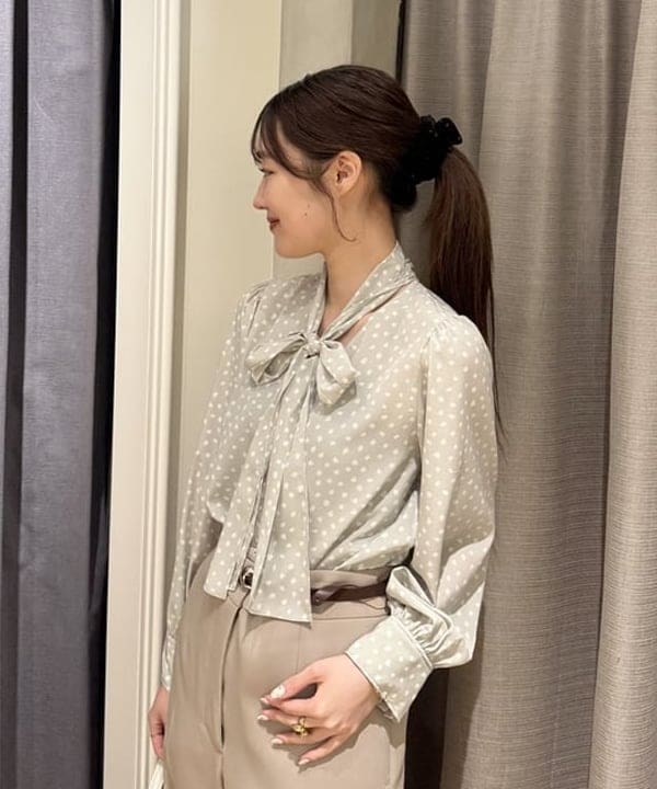 YUIさんの「BEAMS WOMEN｜変形ドット ボウタイブラウス」を使ったコーディネート