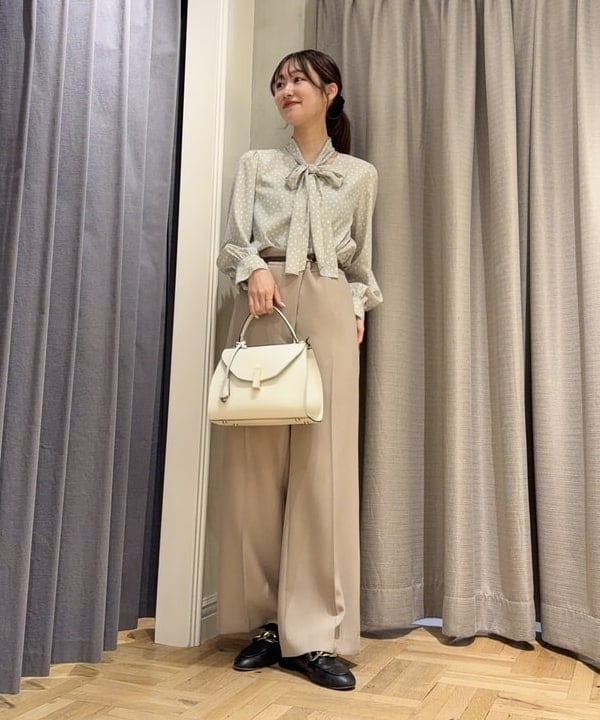 YUIさんの「BEAMS WOMEN｜変形ドット ボウタイブラウス」を使ったコーディネート