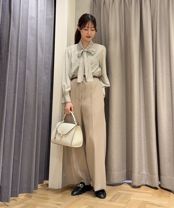 YUIさんの「BEAMS WOMEN｜変形ドット ボウタイブラウス」を使ったコーディネート