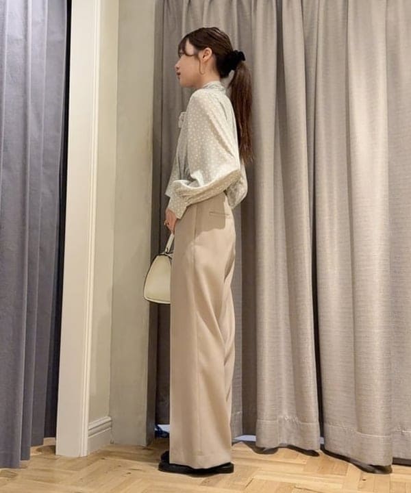 YUIさんの「BEAMS WOMEN｜変形ドット ボウタイブラウス」を使ったコーディネート