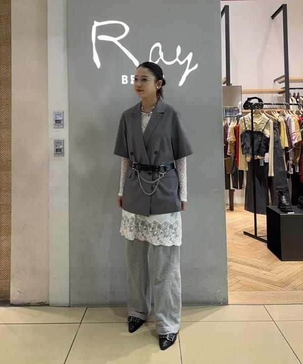 山本 里南さんの「BEAMS WOMEN｜ストレッチレース クルーネック Tシャツ」を使ったコーディネート