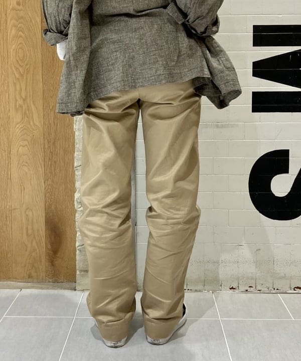 小原 もこさんの「BEAMS WOMEN｜BUZZ RICKSON'S &times; BEAMS BOY / チノパンツ」を使ったコーディネート