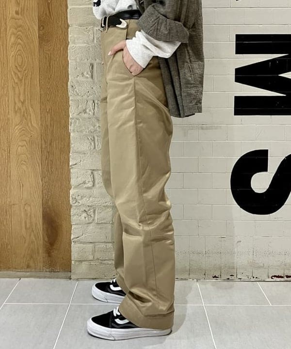 小原 もこさんの「BEAMS WOMEN｜BUZZ RICKSON'S &times; BEAMS BOY / チノパンツ」を使ったコーディネート