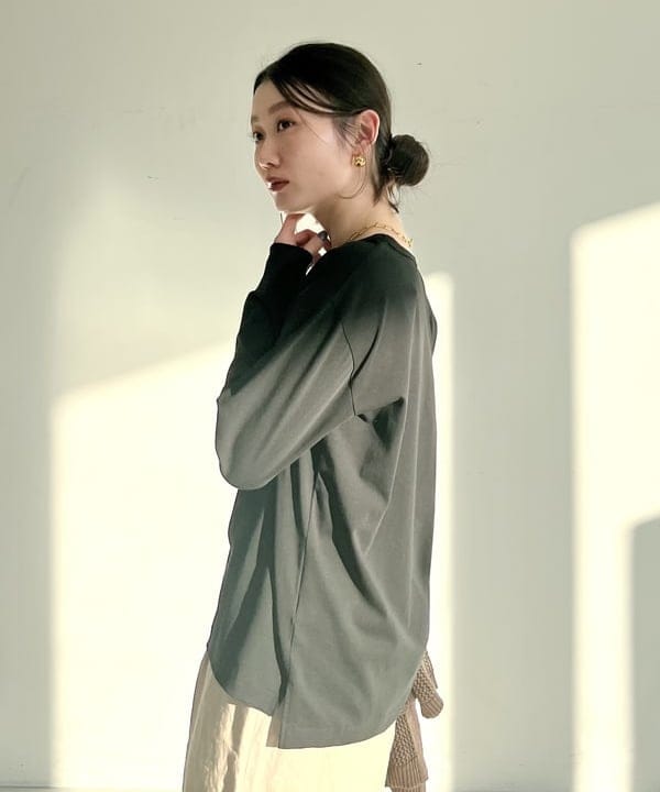隈元 楓さんの「BEAMS WOMEN｜【別注】ATON / DRY COTTON JERSEY ロングスリーブ Tシャツ」を使ったコーディネート
