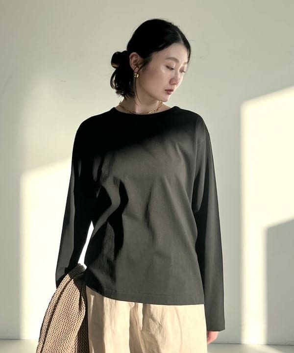 隈元 楓さんの「BEAMS WOMEN｜【別注】ATON / DRY COTTON JERSEY ロングスリーブ Tシャツ」を使ったコーディネート