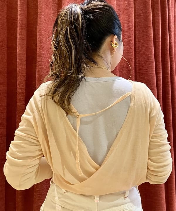 吉田　真実さんの「maturely / カシュクール ストラップ ロング スリーブ」を使ったコーディネート