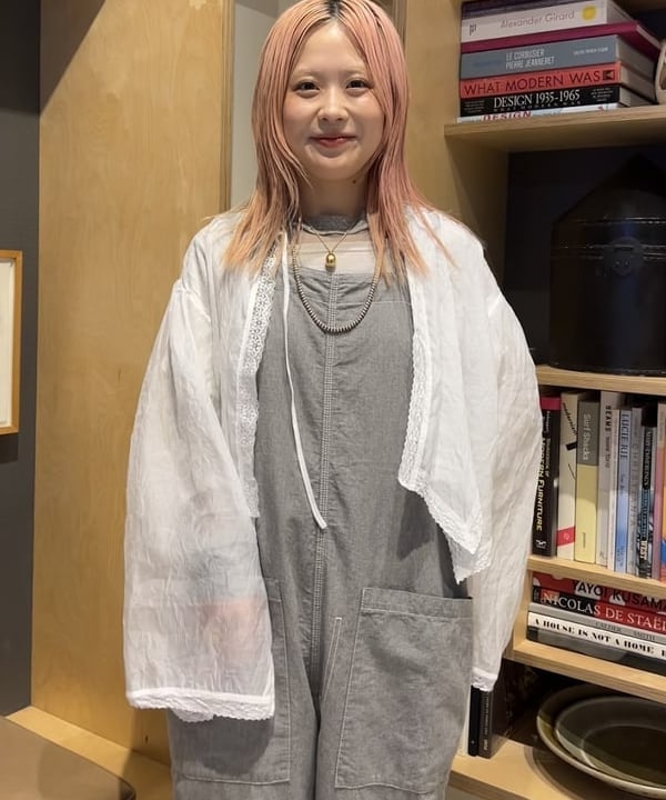 安藤 菜央さんの「BEAMS WOMEN｜ダンガリー サロペット」を使ったコーディネート
