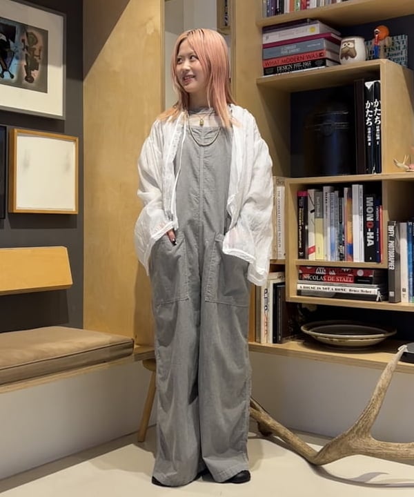 安藤 菜央さんの「BEAMS WOMEN｜ダンガリー サロペット」を使ったコーディネート