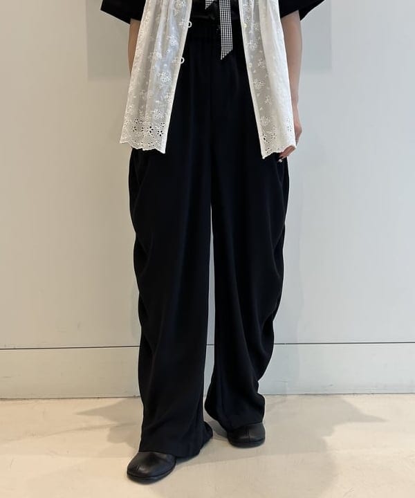 安藤 菜央さんの「BEAMS WOMEN｜カットワーク キャミソール」を使ったコーディネート