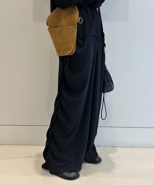 安藤 菜央さんの「BEAMS WOMEN｜maturely / アムンゼン シャーリング パンツ」を使ったコーディネート