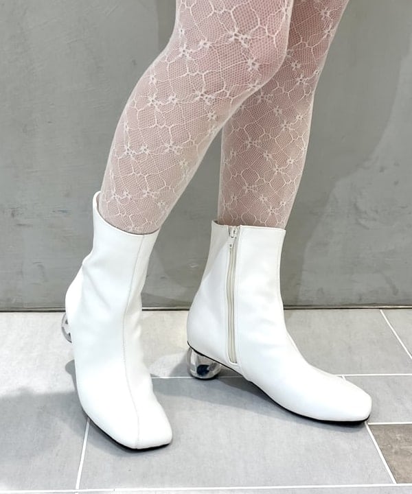 カタヤマ アヤさんの「BEAMS WOMEN｜【WEB限定】I Hate Monday / flower lace ストッキング white」を使ったコーディネート