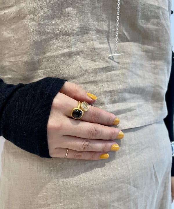 住吉　明佳さんの「BEAMS WOMEN｜【別注】Fruitsjolie / スモーキークォーツ リング」を使ったコーディネート