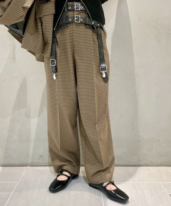 カタヤマ アヤさんの「BEAMS WOMEN｜フーディー ジップ ベスト」を使ったコーディネート