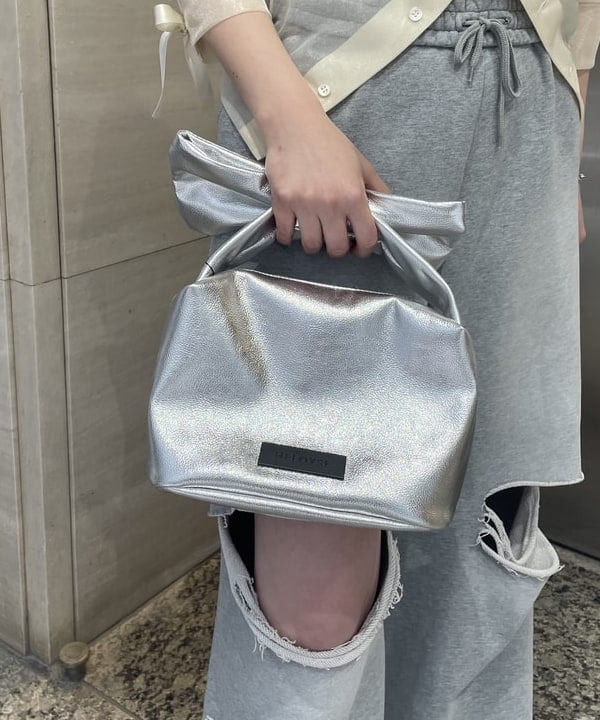 reiさんの「BEAMS WOMEN｜HELOYSE / ribbon pouch metallic bag」を使ったコーディネート