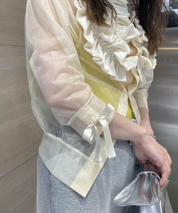 reiさんの「BEAMS WOMEN｜HELOYSE / ribbon pouch metallic bag」を使ったコーディネート