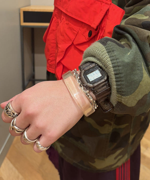 三宅 康平さんの「BEAMS WOMEN｜XOLO JEWELRY / DNA Link Bracelet」を使ったコーディネート