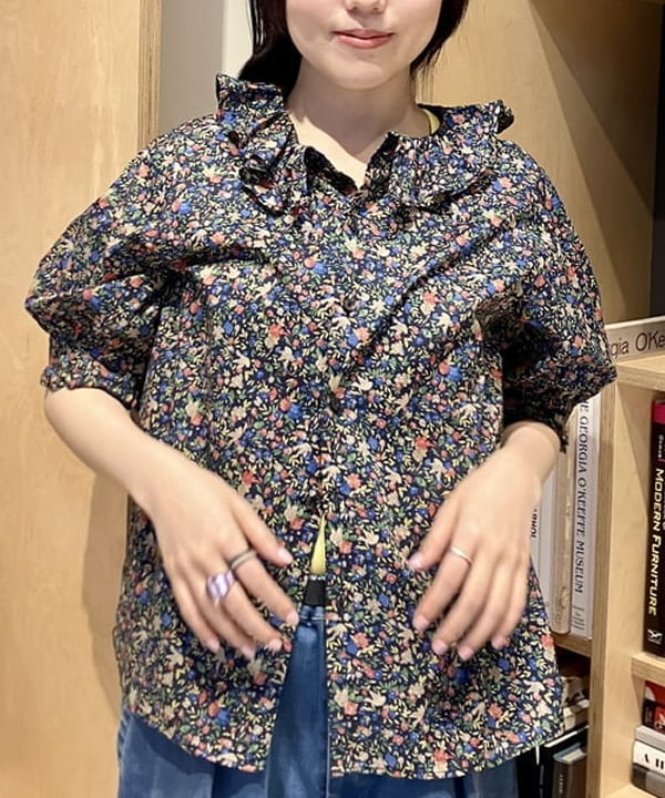 小原 もこさんの「BEAMS WOMEN｜リバティ フリル 5分袖 シャツ」を使ったコーディネート