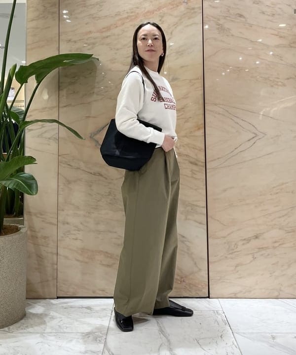 関 桂子さんの「BEAMS WOMEN｜AK+1 / ロゴ スウェット プルオーバー」を使ったコーディネート