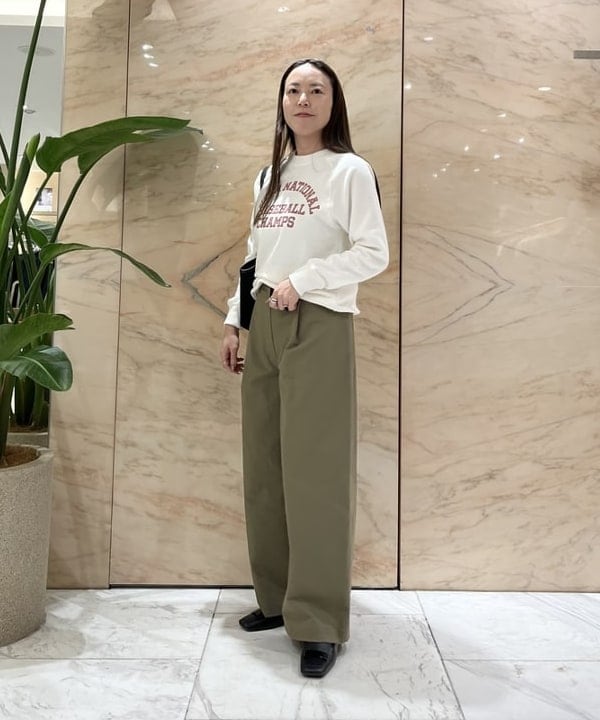 関 桂子さんの「BEAMS WOMEN｜AK+1 / ロゴ スウェット プルオーバー」を使ったコーディネート