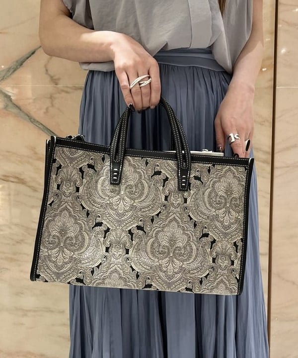 関 桂子さんの「BEAMS WOMEN｜AK+1 / アンブレラ スカート」を使ったコーディネート