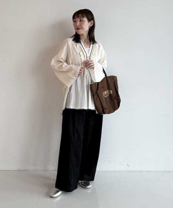 makita mikaさんの「BEAMS WOMEN｜Devotion TWINS / エンブロイダリートリム ブラウス」を使ったコーディネート