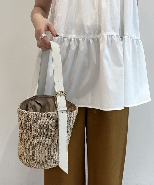 大浦 栞さんの「BEAMS WOMEN｜コンビ ティアード プルオーバー」を使ったコーディネート