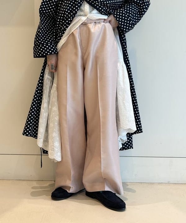 清水 彩乃さんの「BEAMS WOMEN｜ポリエステル シャンタン パンツ」を使ったコーディネート