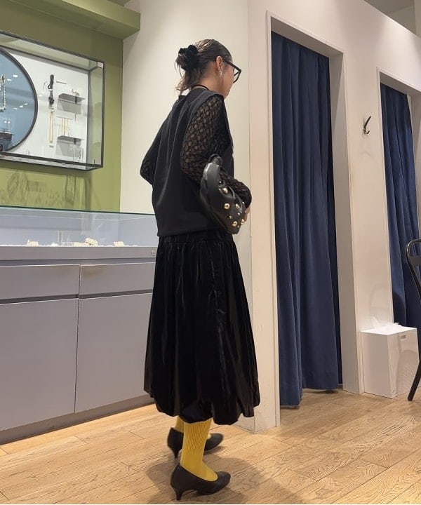 山本 里南さんの「BEAMS WOMEN｜グロッシー バルーン スカート」を使ったコーディネート