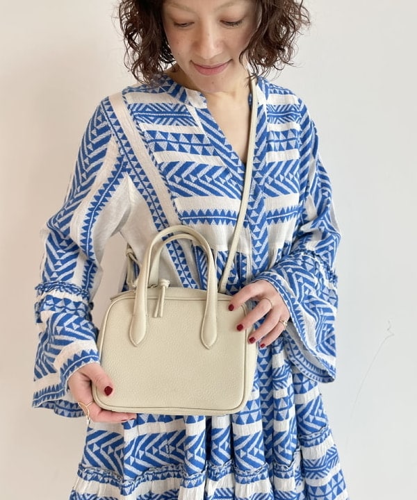 IZUMI MAYUMIさんの「BEAMS WOMEN｜【別注】Devotion TWINS / ELLA ブルージャカード チュニックワンピース」を使ったコーディネート