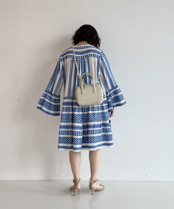 IZUMI MAYUMIさんの「BEAMS WOMEN｜【別注】Devotion TWINS / ELLA ブルージャカード チュニックワンピース」を使ったコーディネート
