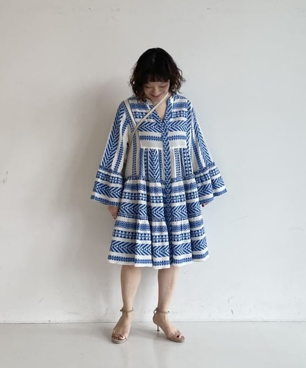 IZUMI MAYUMIさんの「BEAMS WOMEN｜【別注】Devotion TWINS / ELLA ブルージャカード チュニックワンピース」を使ったコーディネート