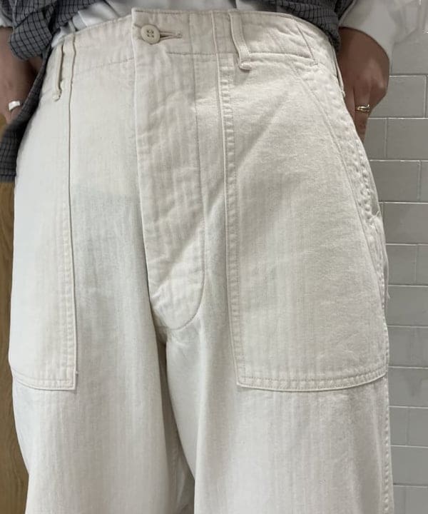 赤羽 花さんの「BEAMS WOMEN｜orSlow / ヘリンボーン ツイル サマー ファティーグ パンツ」を使ったコーディネート