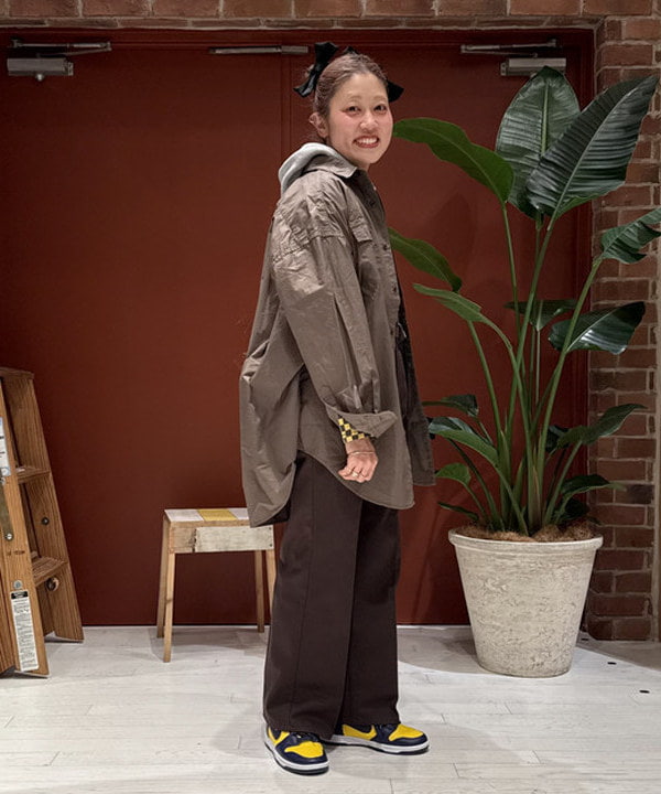 優意さんの「BEAMS WOMEN｜【別注】DICKIES / ワーク フレア パンツ」を使ったコーディネート