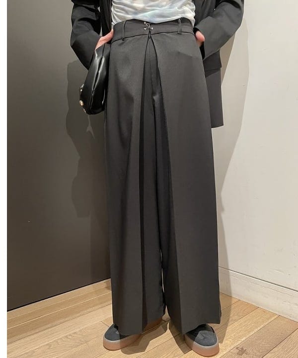 鈴木 亜美さんの「BEAMS WOMEN｜RBS / サイド キリカエ ワイド パンツ」を使ったコーディネート