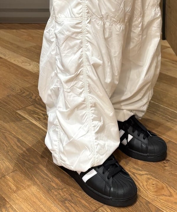 三宅 康平さんの「BEAMS WOMEN｜adidas / SUPERSTAR 2 BLACK」を使ったコーディネート