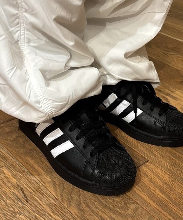 三宅 康平さんの「BEAMS WOMEN｜adidas / SUPERSTAR 2 BLACK」を使ったコーディネート
