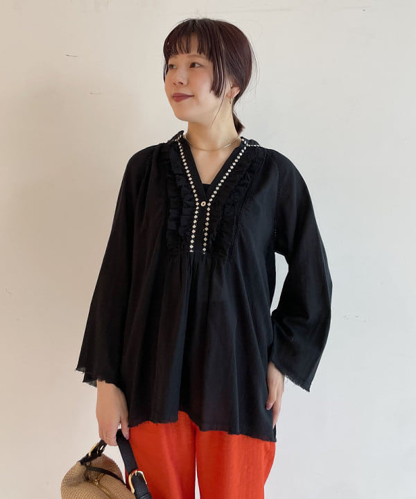 SAKAIさんの「BEAMS WOMEN｜Devotion TWINS / エンブロイダリートリム ブラウス」を使ったコーディネート