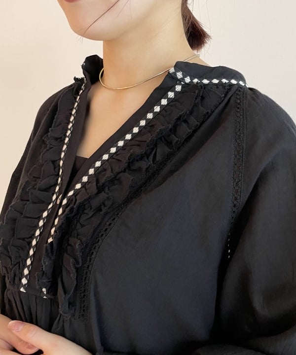 SAKAIさんの「BEAMS WOMEN｜Devotion TWINS / エンブロイダリートリム ブラウス」を使ったコーディネート