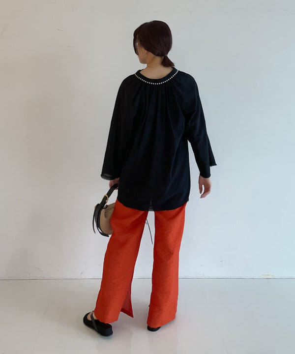 SAKAIさんの「BEAMS WOMEN｜Devotion TWINS / エンブロイダリートリム ブラウス」を使ったコーディネート