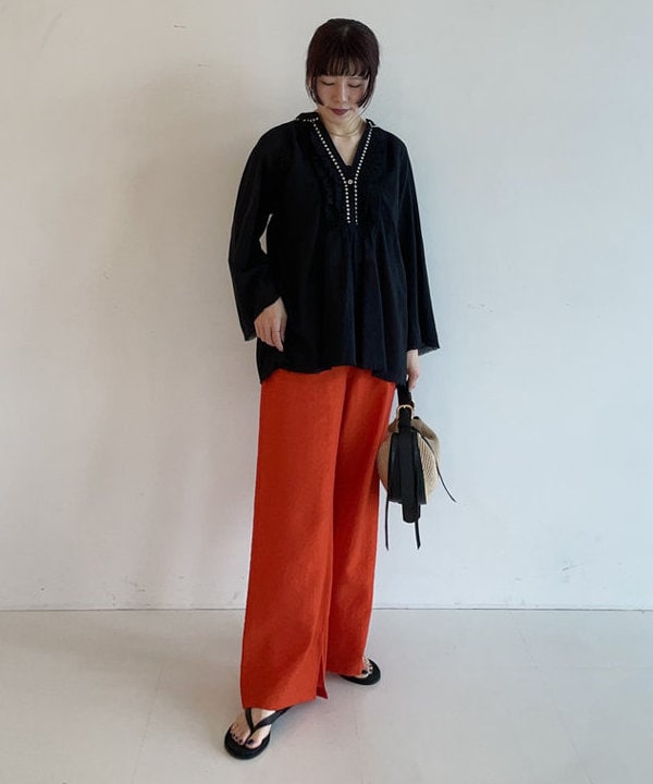 SAKAIさんの「BEAMS WOMEN｜Devotion TWINS / エンブロイダリートリム ブラウス」を使ったコーディネート