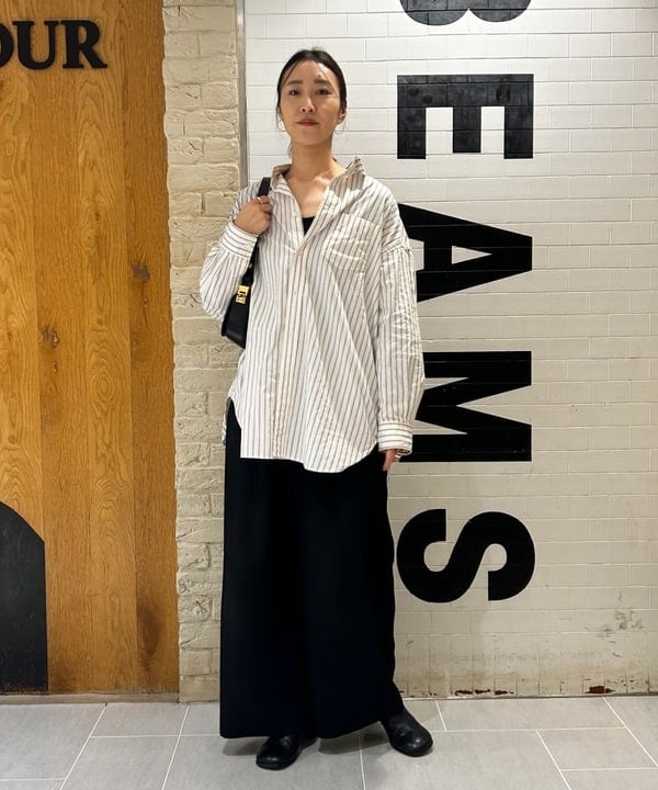 川口 恵さんの「BEAMS WOMEN｜ドビー ストライプ ビッグ ボタンダウン シャツ」を使ったコーディネート