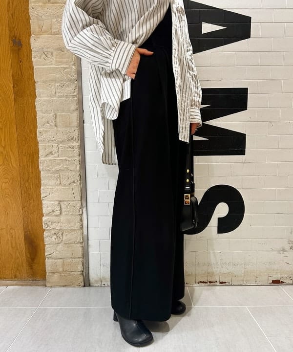 川口 恵さんの「BEAMS WOMEN｜ドビー ストライプ ビッグ ボタンダウン シャツ」を使ったコーディネート