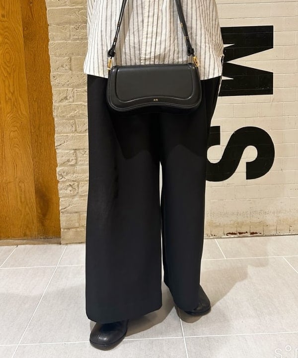 川口 恵さんの「BEAMS WOMEN｜ドビー ストライプ ビッグ ボタンダウン シャツ」を使ったコーディネート