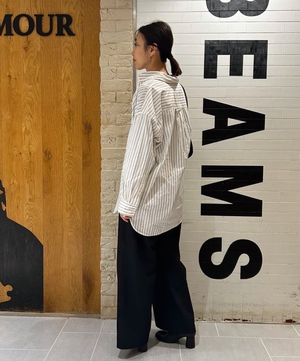 川口 恵さんの「BEAMS WOMEN｜ドビー ストライプ ビッグ ボタンダウン シャツ」を使ったコーディネート