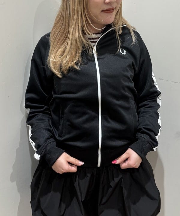 福田 まみさんの「BEAMS WOMEN｜タフタ バルーン ミニ ワンピース」を使ったコーディネート