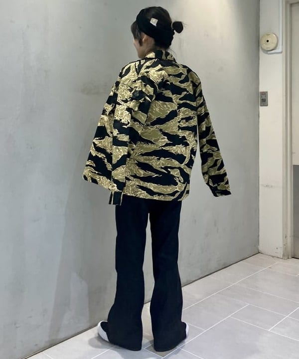小原 もこさんの「BEAMS WOMEN｜BUZZ RICKSON'S / GOLD TIGER PATTERN JACKET」を使ったコーディネート