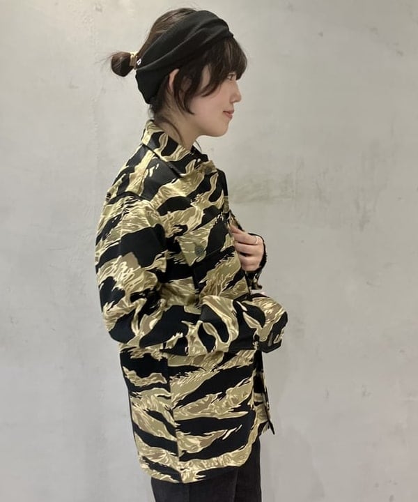 小原 もこさんの「BEAMS WOMEN｜BUZZ RICKSON'S / GOLD TIGER PATTERN JACKET」を使ったコーディネート