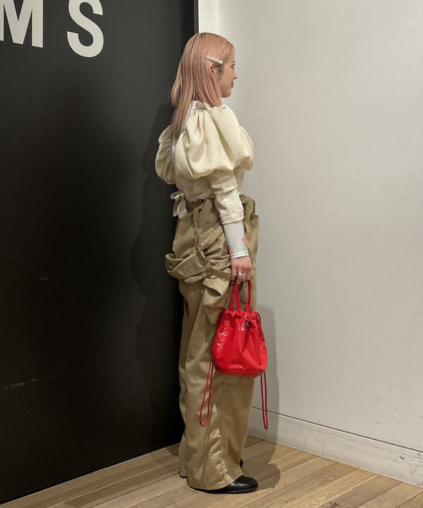 安藤 菜央さんの「BEAMS WOMEN｜【別注】NAPRON / エナメル ミニ ペイシェント バッグ」を使ったコーディネート
