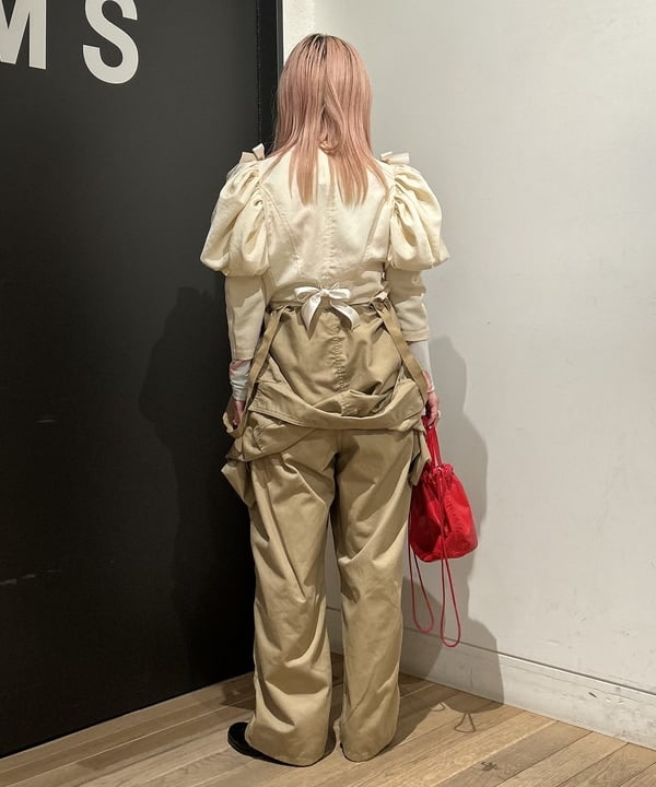 安藤 菜央さんの「BEAMS WOMEN｜【別注】NAPRON / エナメル ミニ ペイシェント バッグ」を使ったコーディネート