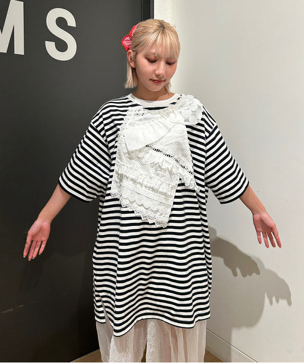 佐藤 亜美さんの「BEAMS WOMEN｜【別注】TORI-TO / バイアス フリル BIG Tシャツ」を使ったコーディネート
